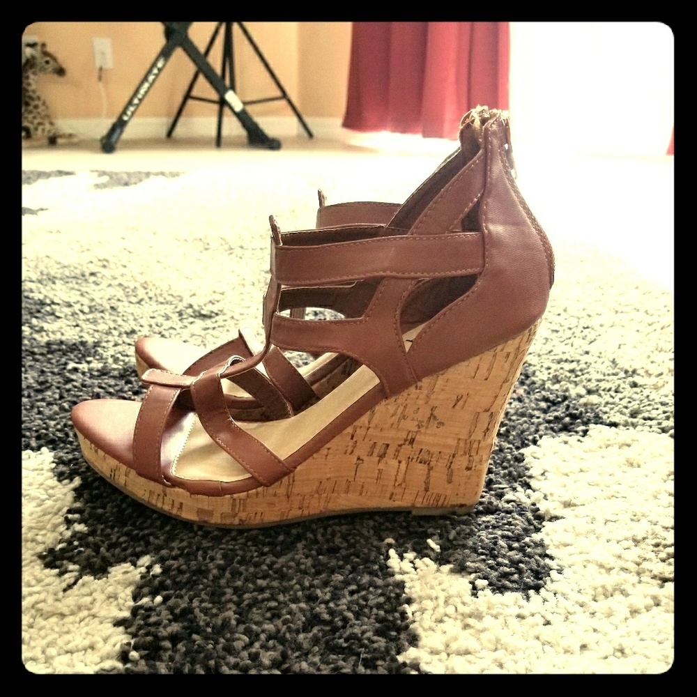 Diviana camel wedges